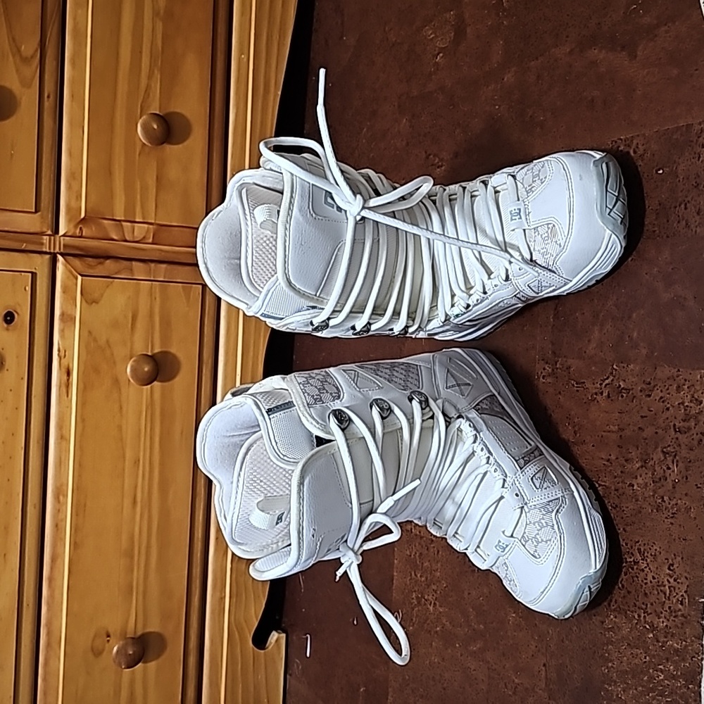 DC Women's Snowboarding Boots, size 6, White